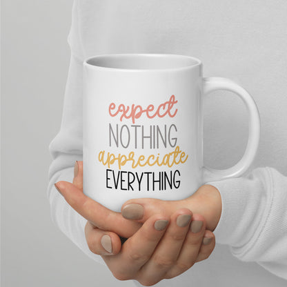 Mug 'Expect nothing appreciating everything'
